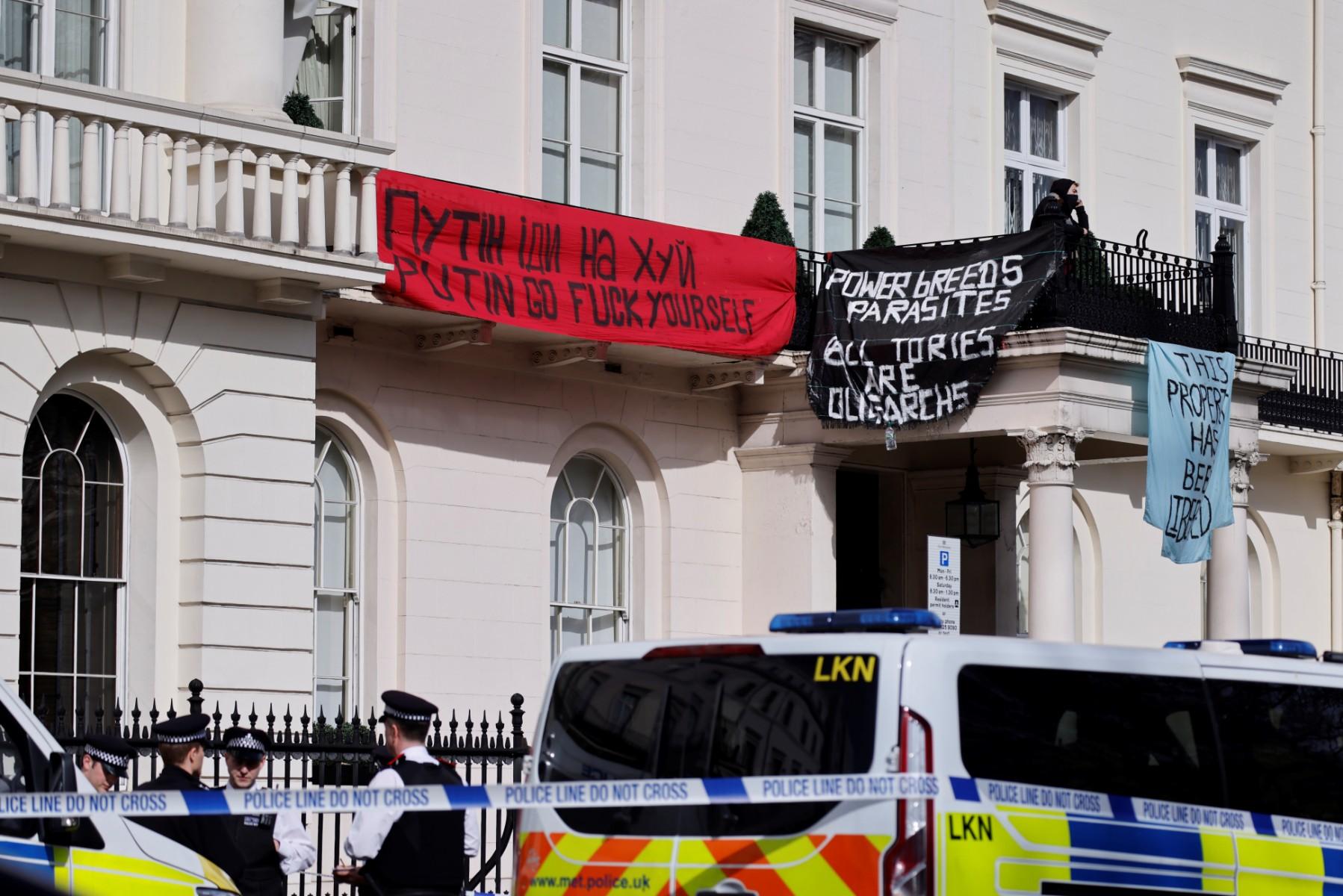 Journalists and police officers arrive at a mansion supposedly belonging to Russian oligarch Oleg Deripaska in Belgrave Square, central London, on March 14, that is occupied by a group of squatters. Photo: AFP