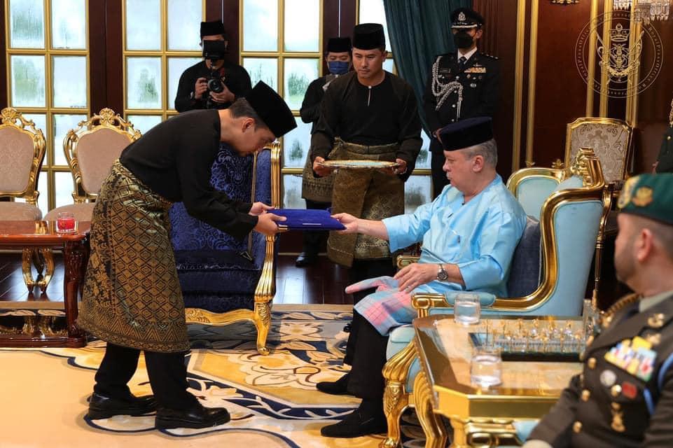Onn Hafiz Ghazi takes his oath of office before Sultan Ibrahim Sultan Iskandar at Istana Bukit Serene today. Photo: Facebook