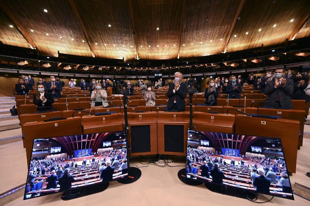 Members of the political delegations of the Parliamentary Assembly of the the Council of Europe applaud after a minute of silence for the victims of the Russian invasion of Ukraine on March 14, at the Council of Europe in Strasbourg, northeastern France. Photo: AFP
