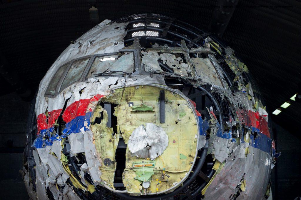 Gambar fail bangkai pesawat MH17 diambil pada 26 Mei tahun lalu di Gilze-Rijen Airbase, Belanda. Gambar: AFP