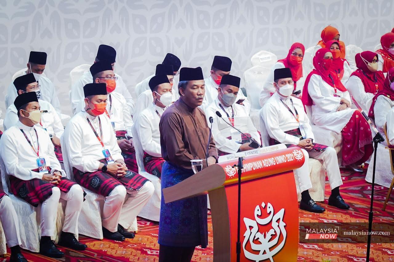 Timbalan Presiden Umno Mohamad Hasan ketika berucap pada Perhimpunan Pemuda, Wanita dan Puteri Umno malam tadi.