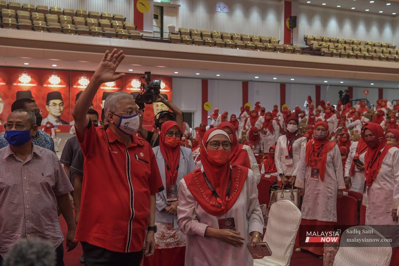 Perdana Menteri Ismail Sabri Yaakob melambai tangan kepada perwakilan Perhimpunan Agung Umno 2021 di Kuala Lumpur.