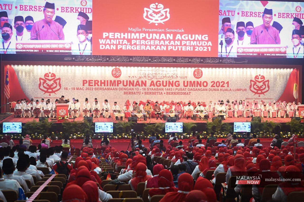 Suasana Perhimpunan Agung Umno 2021 yang bermula semalam di mana ucapan Timbalan Presiden Umno Mohamad Hasan menetapkan nada kepada perwakilan parti dari seluruh negara.