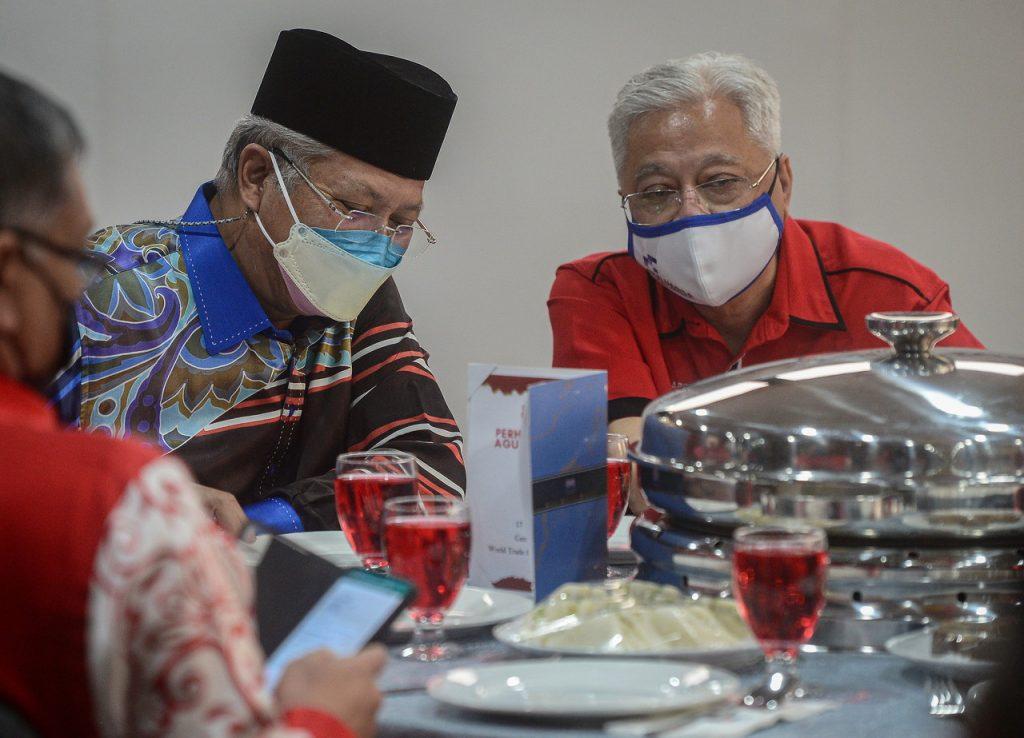 Ketereh Umno chief Annuar Musa (left) speaks with Prime Minister Ismail Sabri Yaakob at the party's general assembly in Kuala Lumpur yesterday. Photo: Bernama