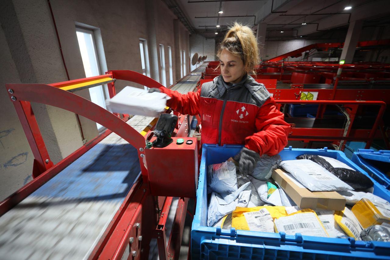 An employee sorts parcels in a warehouse of the Nova Poshta courier company on the northern outskirts of the western Ukrainian city of Lviv on March 17. Photo: AFP