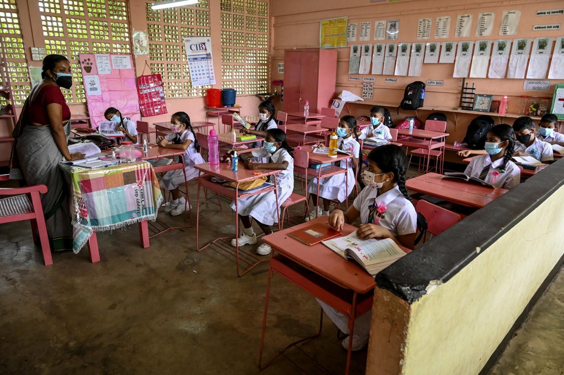 Murid sekolah dalam kelas bersama guru di Colombo pada 21 Oktober 2021. Gambar: AFP