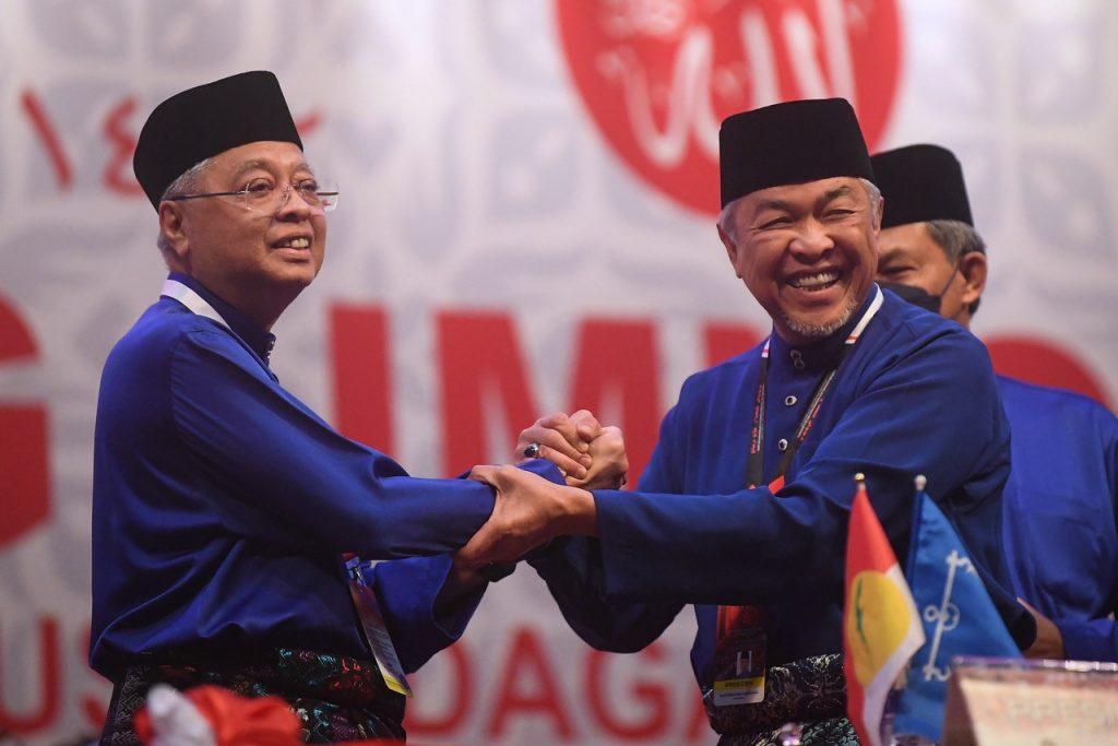 Perdana Menteri Ismail Sabri Yaakob bersalaman dengan Presiden Umno Ahmad Zahid Hamidi  pada hari terakhir Perhimpunan Agung Umno 2021. Gambar: Bernama