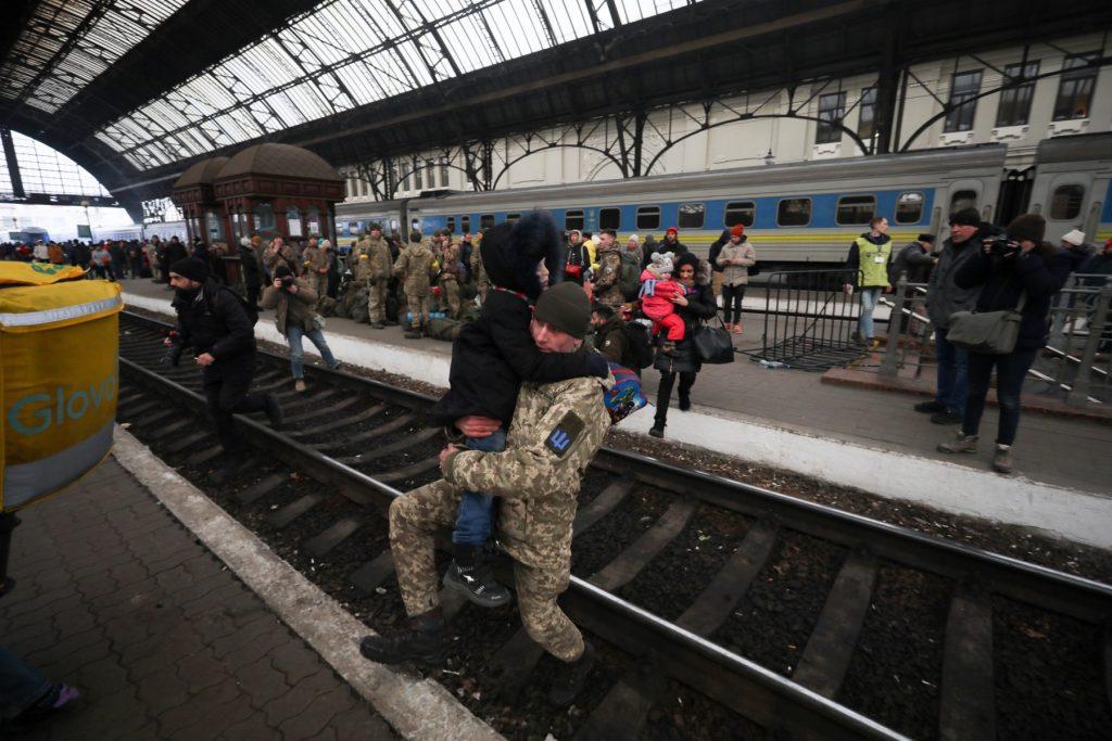 Ukrainian servicemen get ready to depart in the direction of Kyiv at the central train station in the western Ukrainian city of Lviv on March 9, amid the ongoing Russia's invasion of Ukraine. Photo: AFP