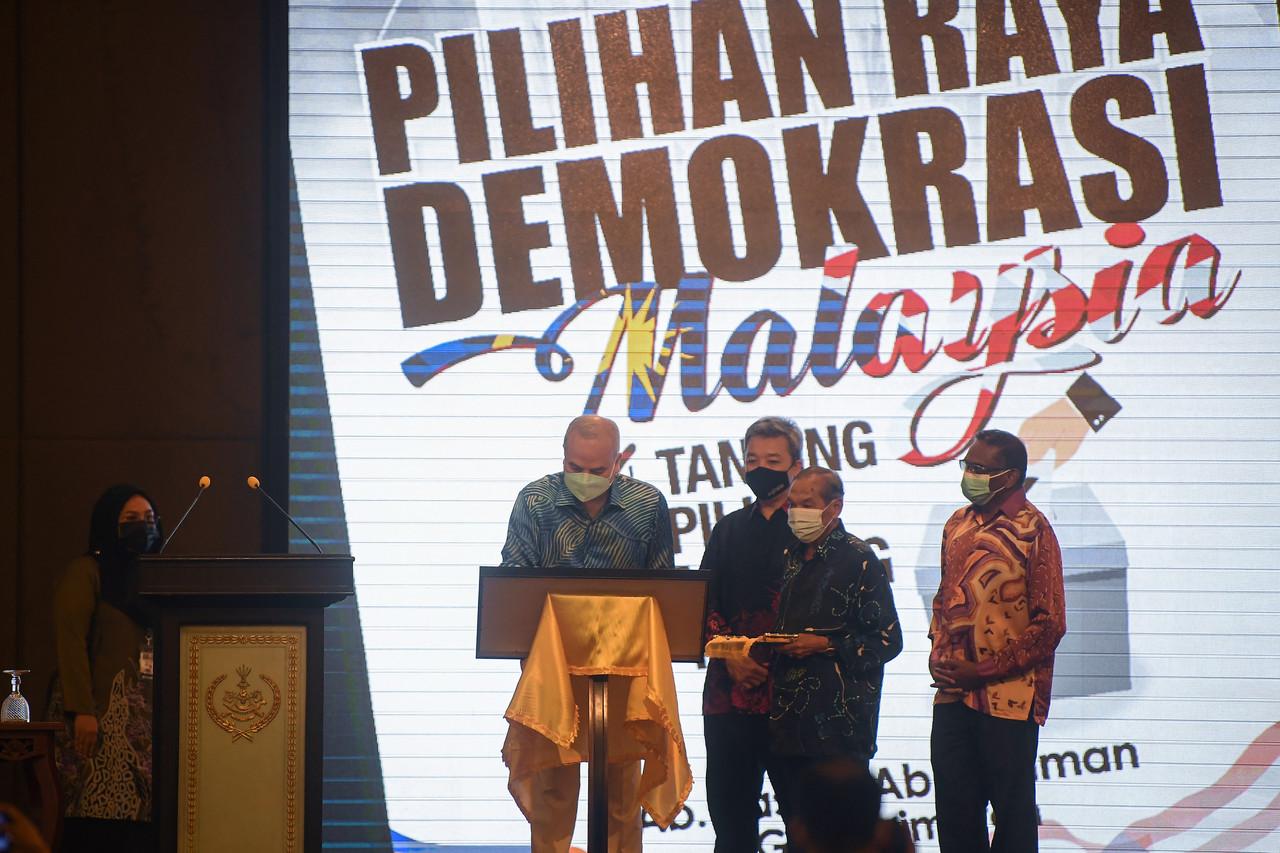 Sultan Perak Sultan Nazrin Shah (kiri) yang juga Canselor Universiti Malaya menyempurnakan gimik pelancaran buku Pilihan Raya Demokrasi Malaysia: Tanding, Pilih, Menang, Tadbir hari ini. Gambar: Bernama