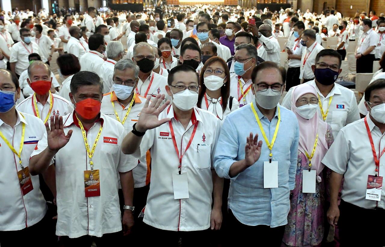 DAP chairman Lim Guan Eng (centre) flanked by top Pakatan Harapan leaders Anwar Ibrahim (third right) and Mohamad Sabu (second left) at the party's national congress in Shah Alam on March 20. Photo: Bernama