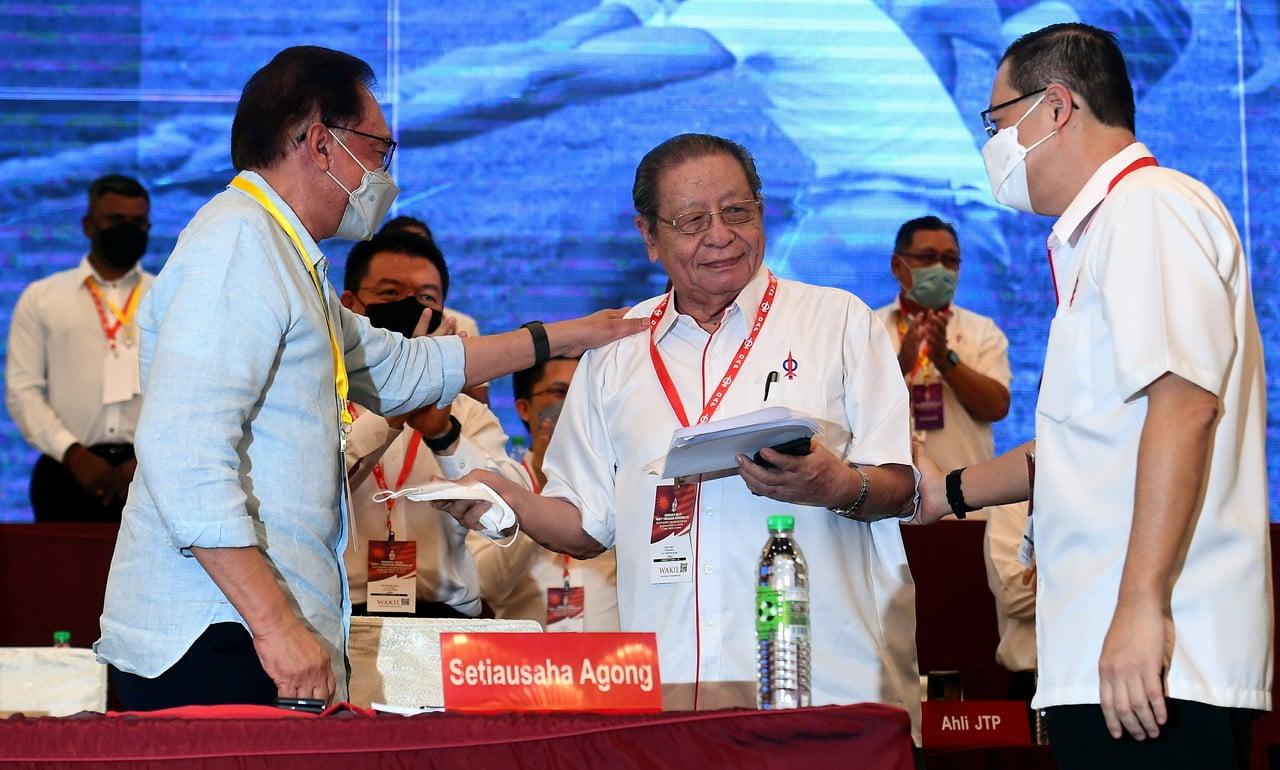 DAP veteran Lim Kit Siang (centre) with Pakatan Harapan chairman Anwar Ibrahim (left) and DAP chairman Lim Guan Eng after announcing his retirement at the party’s national congress in Shah Alam on March 20. Photo: Bernama