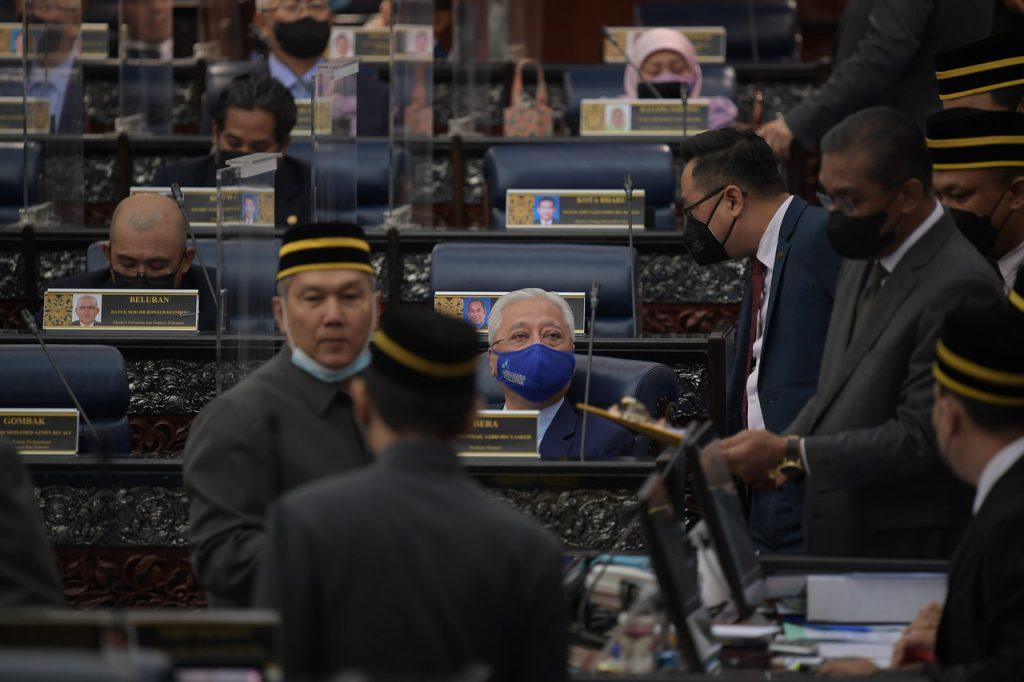 Perdana Menteri Ismail Sabri Yaakob di Dewan Rakyat semasa pengundian rang undang-undang kerajaan mengenai Akta Kesalahan Keselamatan (Langkah-Langkah Khas) 2012 yang dikalahkan oleh 86 undi ahli Parlimen pembangkang berbanding 84 undi menyokong. Gambar: Bernama