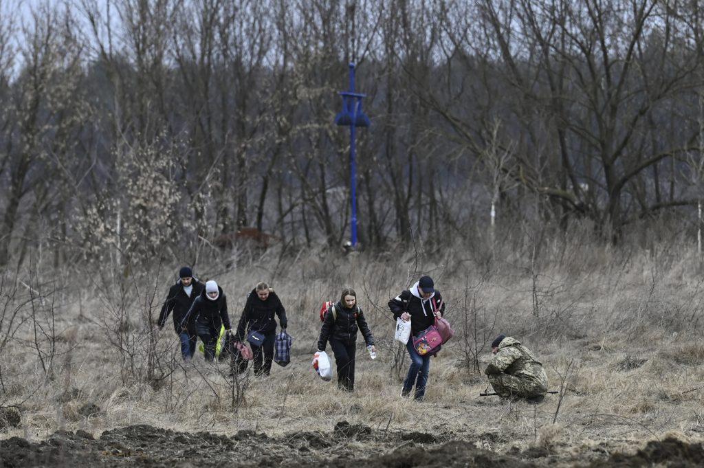 People flee the city of Irpin, west of Kyiv, on March 7. Photo: AFP