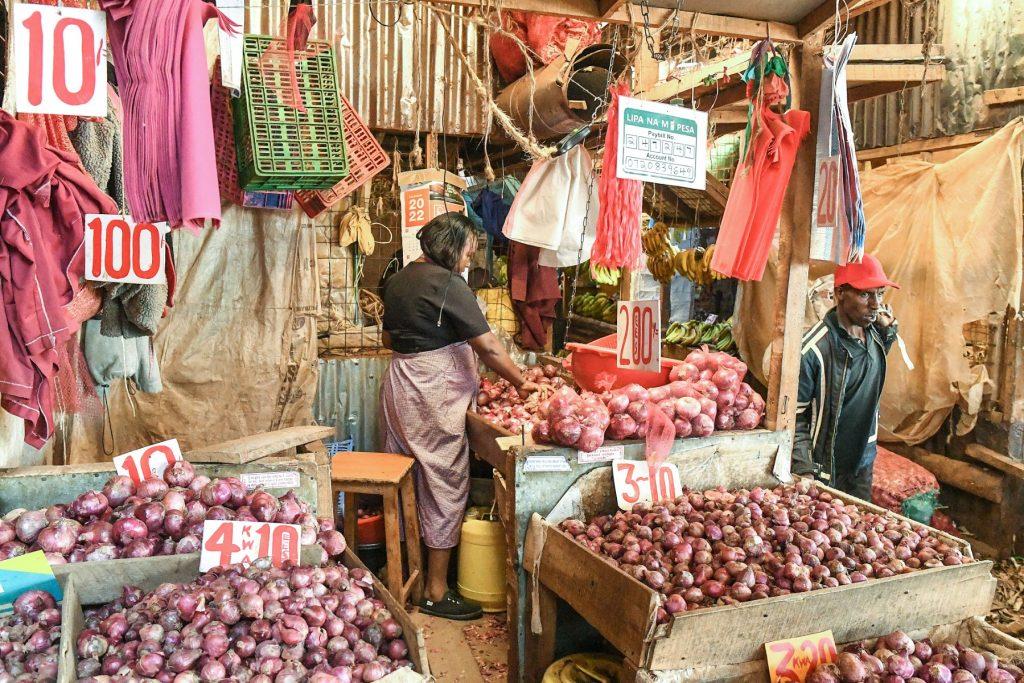Peniaga bawang merah di Nairobi, sedang menyusun barang jualannya. Kenya menerima lebih dari 27 juta vaksin Covid-19 namun hanya menjalankan suntikan sekitar 17.3 juta dos. Gambar: AFP