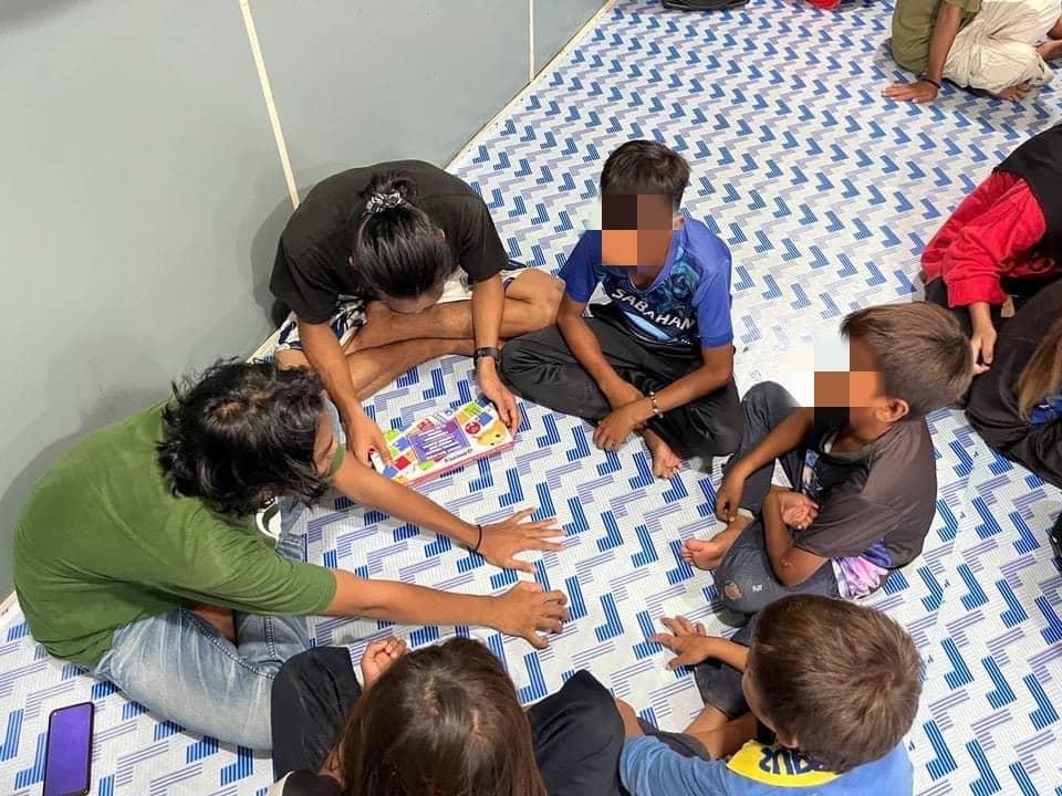 Students sit in a circle on the floor at Sekolah Pemulihan Gam in Semporna, Sabah. Photo: Facebook