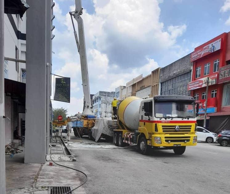 Restoration works at the Batu Pahat bus station have begun again after being at a standstill for four years.