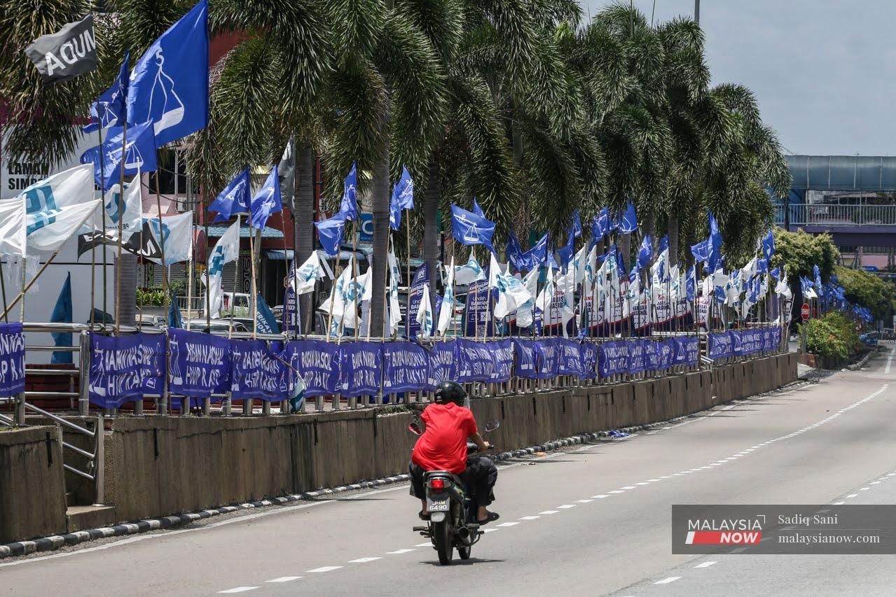 Perang bendera parti politik ketika PIlihan Raya Negeri Johor 12 Mac lalu.