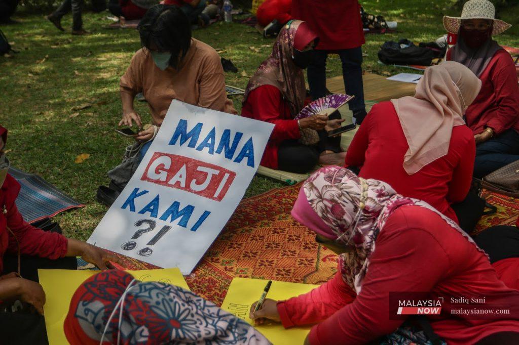 Pekerja kontrak kerja pembersihan sekolah mengadakan tunjuk perasaan secara aman di Pejabat Perdana Menteri di Putrajaya selepas empat bulan tidak menerima gaji.
