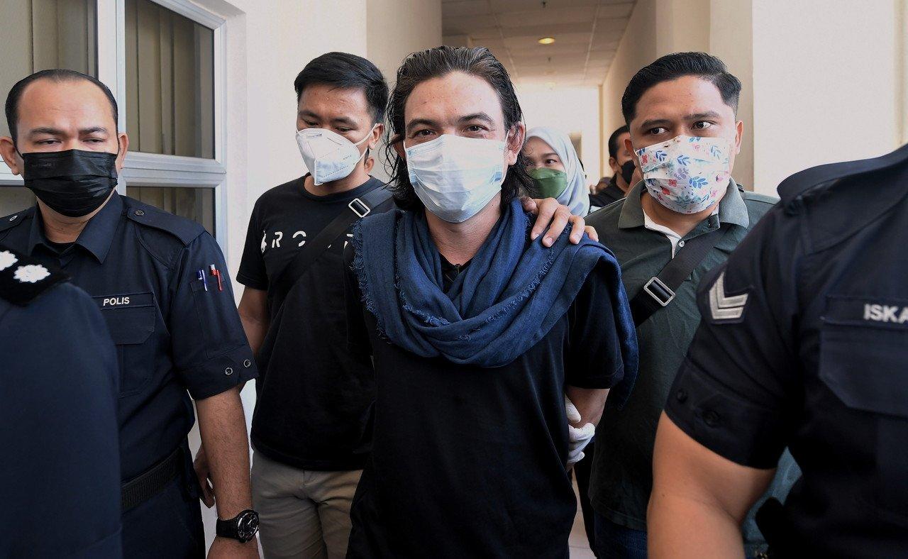 Penyanyi dan komposer terkenal, Yasin Sulaiman (tiga dari kiri) tiba di Mahkamah Petaling Jaya hari ini bagi mendengar pertuduhan kesalahan berkaitan dadah. Gambar: Bernama