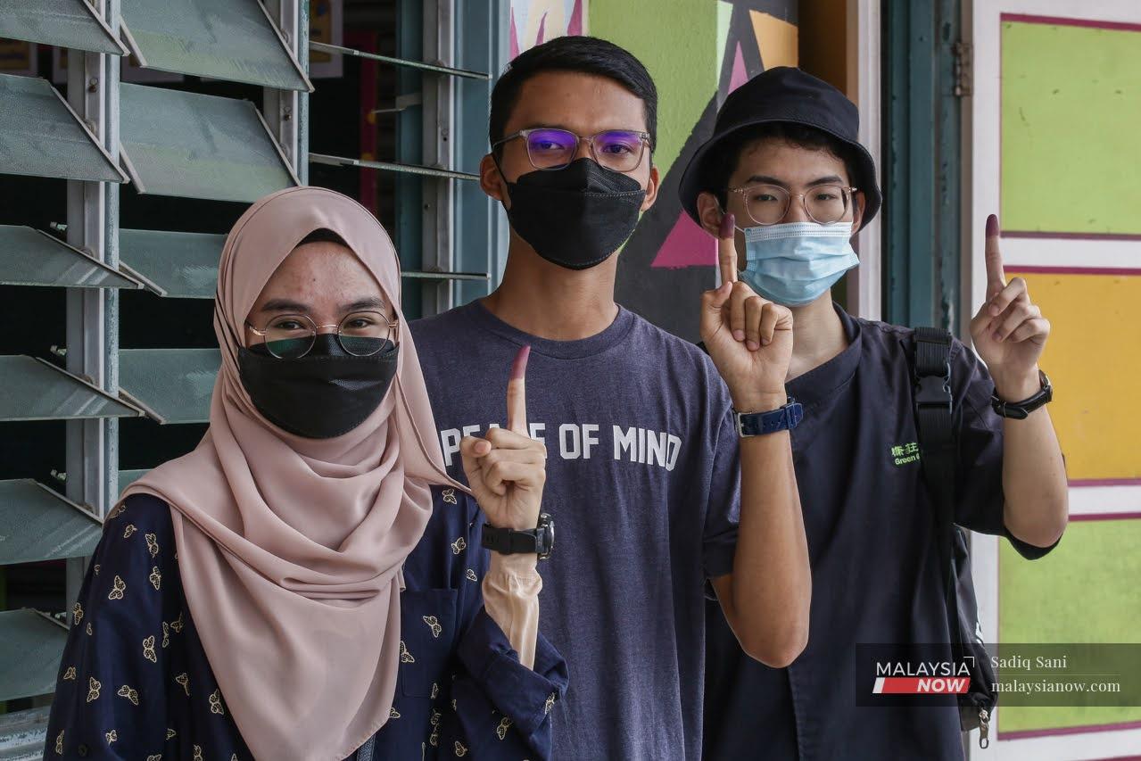Pengundi muda menunjukkan dakwat di jari selepas membuang undi pada PRN Johor 12 Mac lalu.