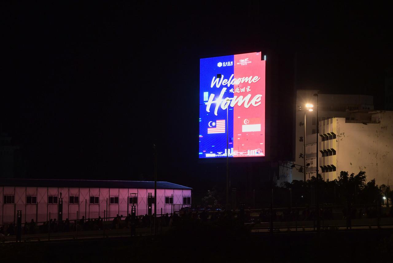 Sebuah paparan digital 'welcome home' bagi menyambut ketibaan rakyat Malaysia di Tambak Johor apabila sempadan Malaysia-Singapura dibuka tepat pada pukul 12.00 tengah malam tadi. Gambar: Bernama