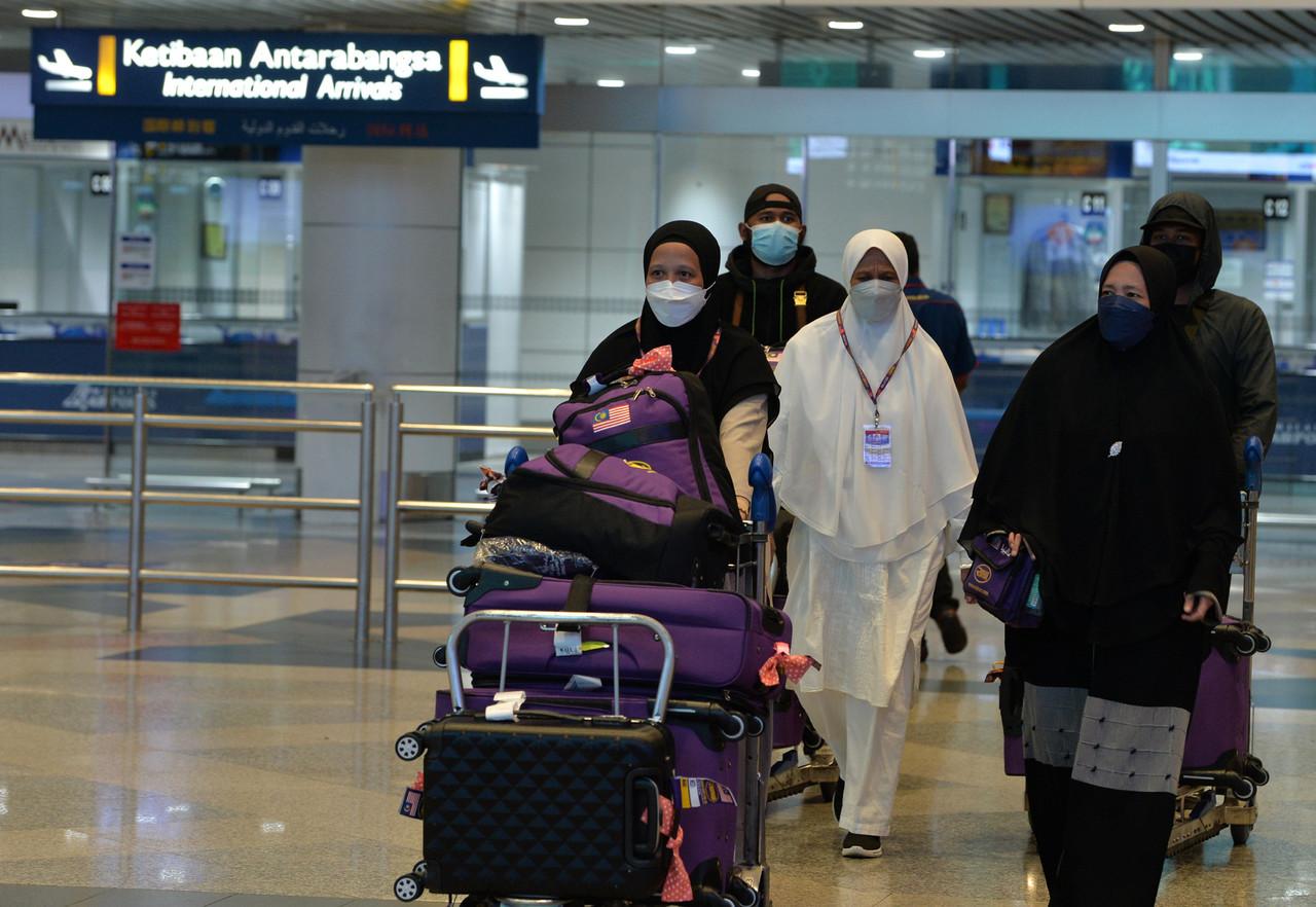 Pesawat Saudia Airline (SV0840) membawa pulang jemaah umrah Malaysia dari Jeddah merupakan penerbangan antarabangsa pertama yang tiba di Lapangan Terbang Antarabangsa Kuala Lumpur (KLIA) pagi tadi. Gambar: Bernama