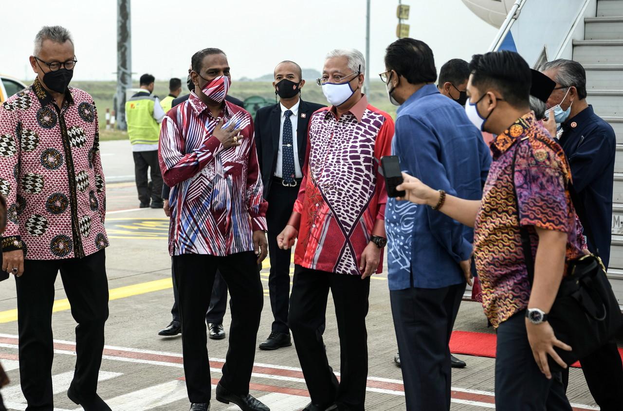 Prime Minister Ismail Sabri Yaakob (centre) with Human Resources Minister M Saravanan (second left) at the Soekarno-Hatta International Airport in Jakarta today. Photo: Bernama