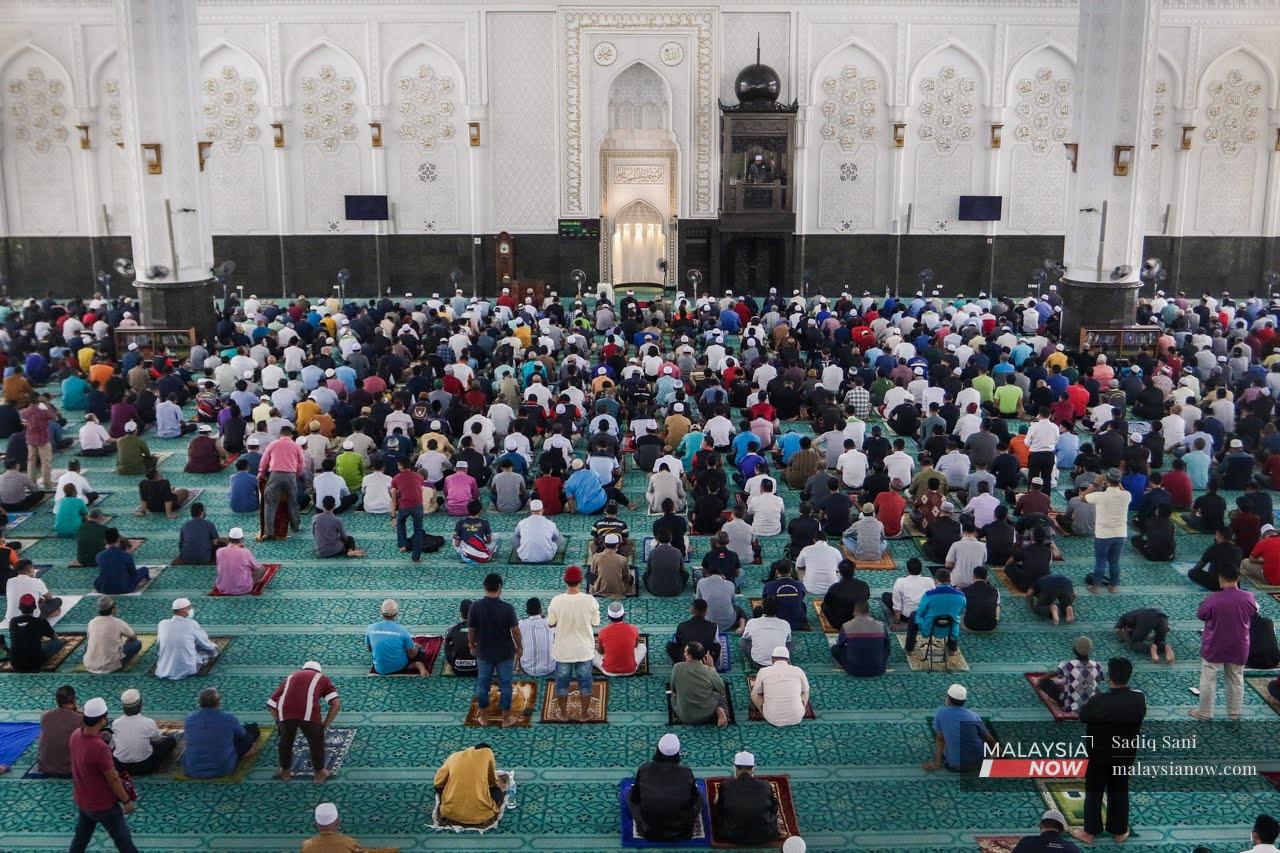 Jemaah duduk sebelum menunaikan solat Jumaat di Masjid Sultan Abdul Samad KLIA tanpa penjarakan sosial selari fasa peralihan ke endemik yang rasmi bermula 1 April.