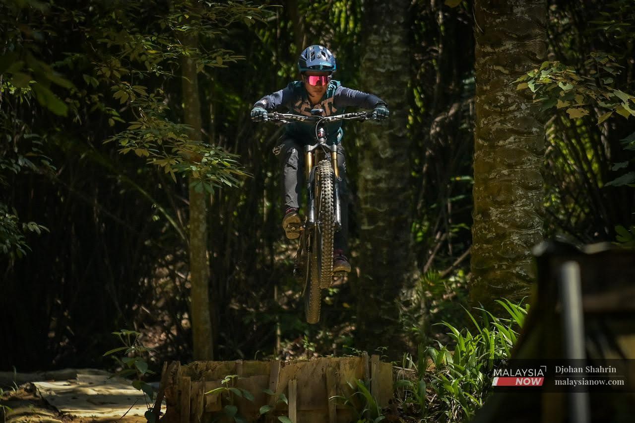 Aksi atlet sukan basikal lasak Nia Vanessa Suhana  melakukan lompatan pada satu halangan ketika menuruni bukit di Taman Cabaran Putrajaya.