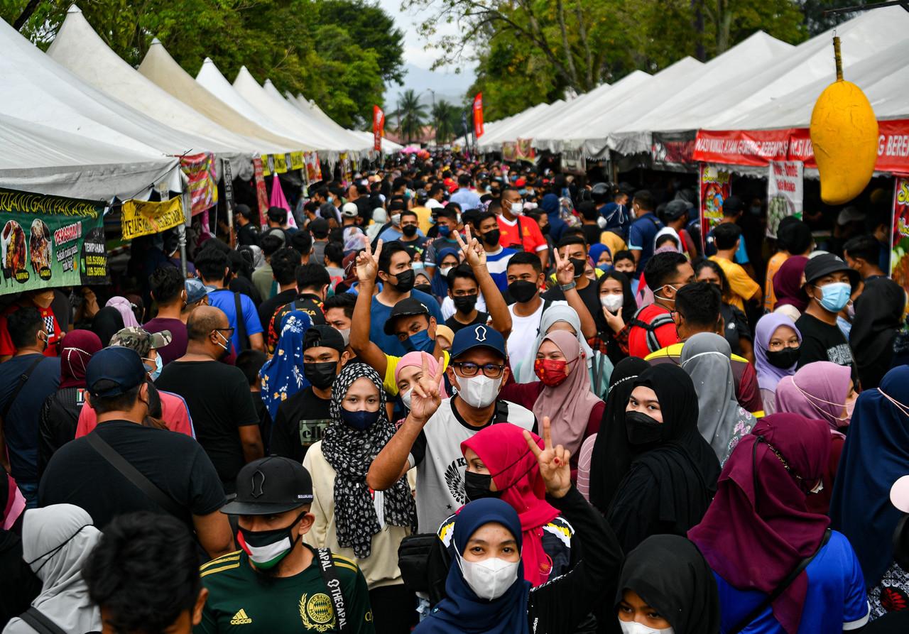 Crowds throng the Ramadan bazaar at Stadium Perak in Ipoh on April 3. Photo: Bernama