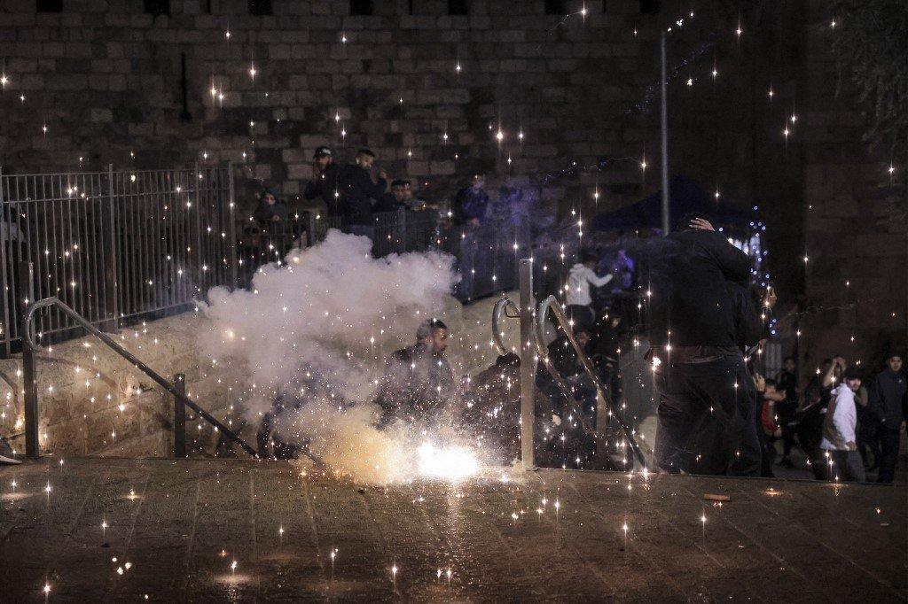 Satu suar rusuhan meletup di luar Pintu Damsyik Baitulmaqdis semasa pertempuran antara Palestin dan pasukan keselamatan Israel pada 3 April. Gambar: AFP