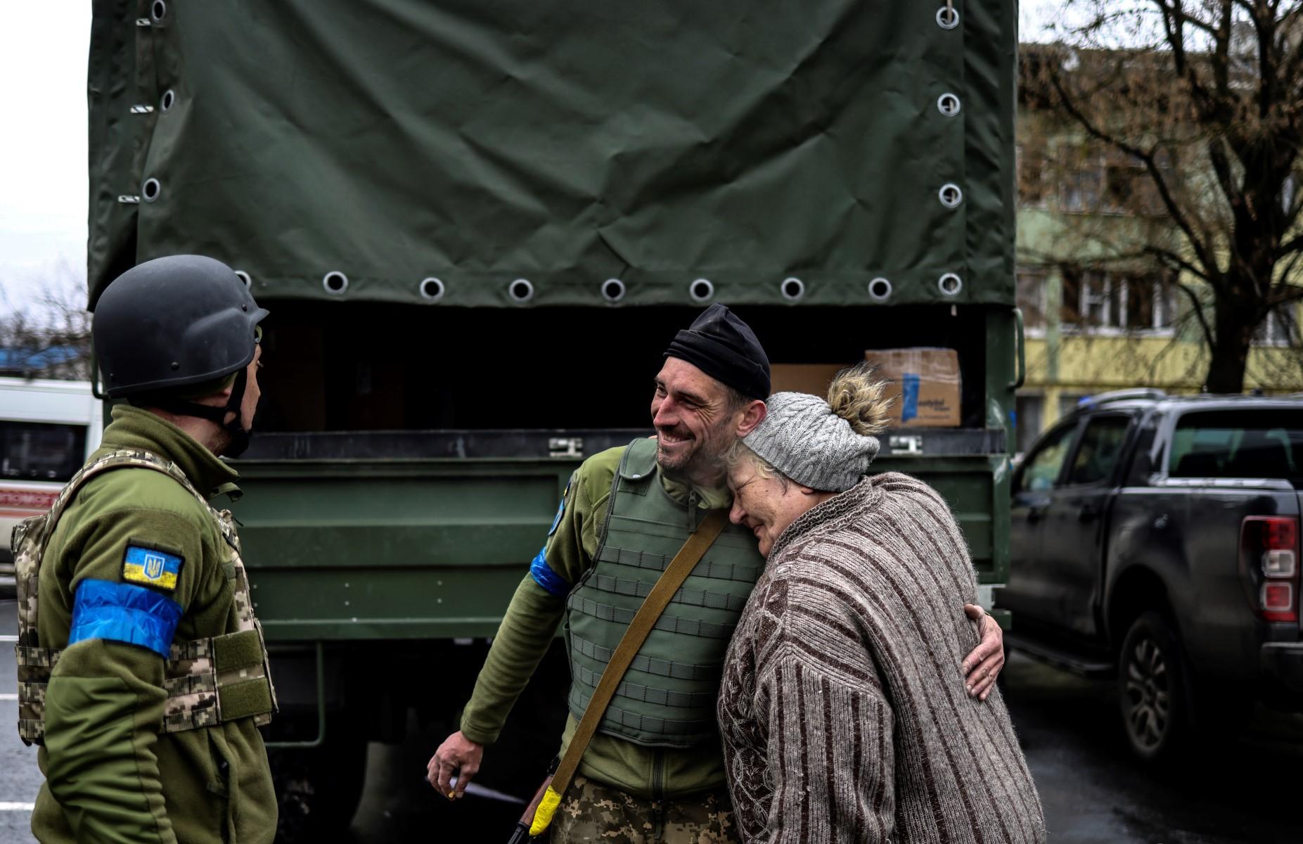 An elderly woman embraces an Ukranian soldier in Bucha, northwest of Kyiv, on April 2. Photo: AFP