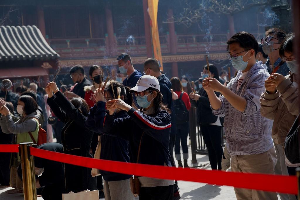 People offer prayers at the Yonghe Temple, popularly known as Lama Temple, during the annual Tomb-Sweeping Festival, also known as Qingming festival, in Beijing on April 5. Photo: AFP