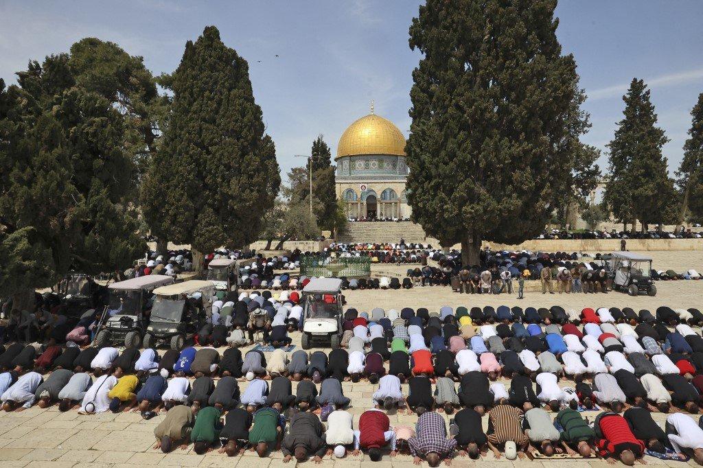 Penduduk Palestin menunaikan solat Jumaat di Masjid Al-Aqsa di Baitulmaqdis, pada 1 April lalu. Gambar: AFP