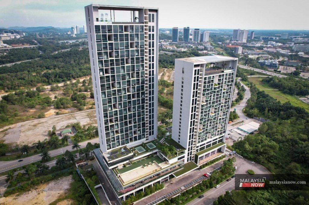 Banyak unit kondominium mewah The Place di Cyberjaya kini tidak berpenghuni selepas pandemik Covid-19 melanda negara.