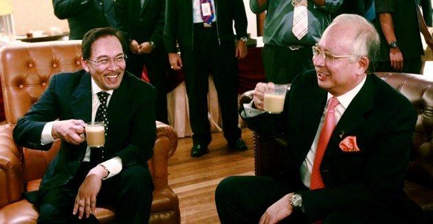 Anwar Ibrahim dan Najib Razak di Parlimen dalam gambar 2009 yang dikongsi meluas di media sosial. Mereka berdua dilihat sebagai sekutu rapat ketika bersama dalam Umno.