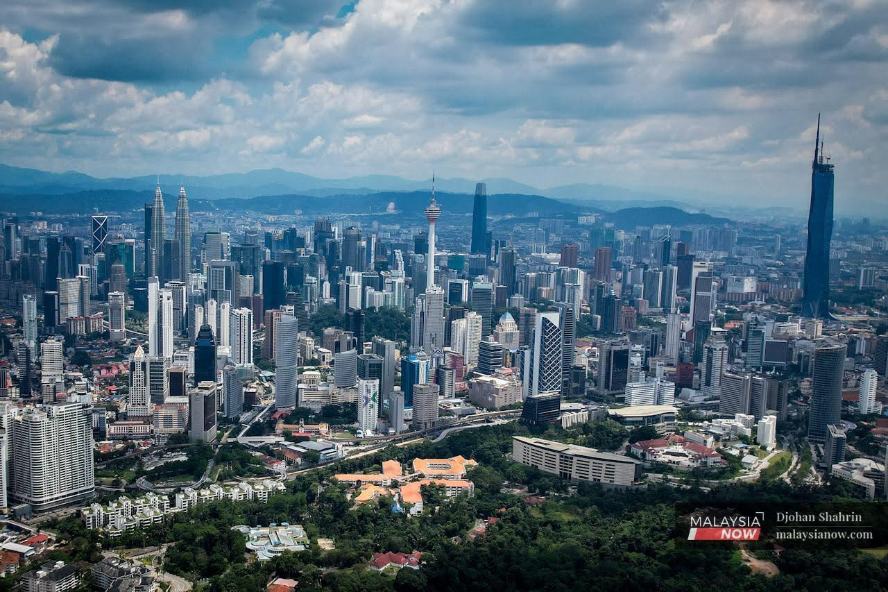 Bangunan pencakar langit di ibu negara, Kuala Lumpur.