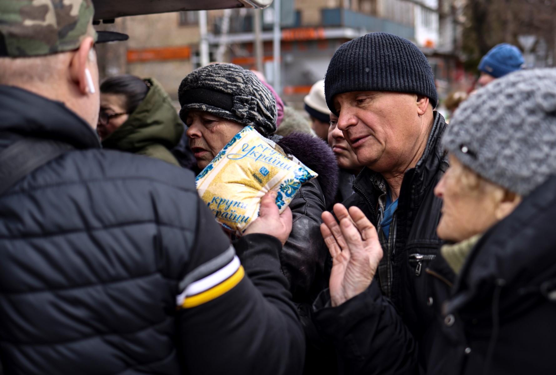 Bucha residents gather at a food donation point in Bucha, northwest of Kyiv, on April 6, during Russia's military invasion launched on Ukraine. Photo: AFP