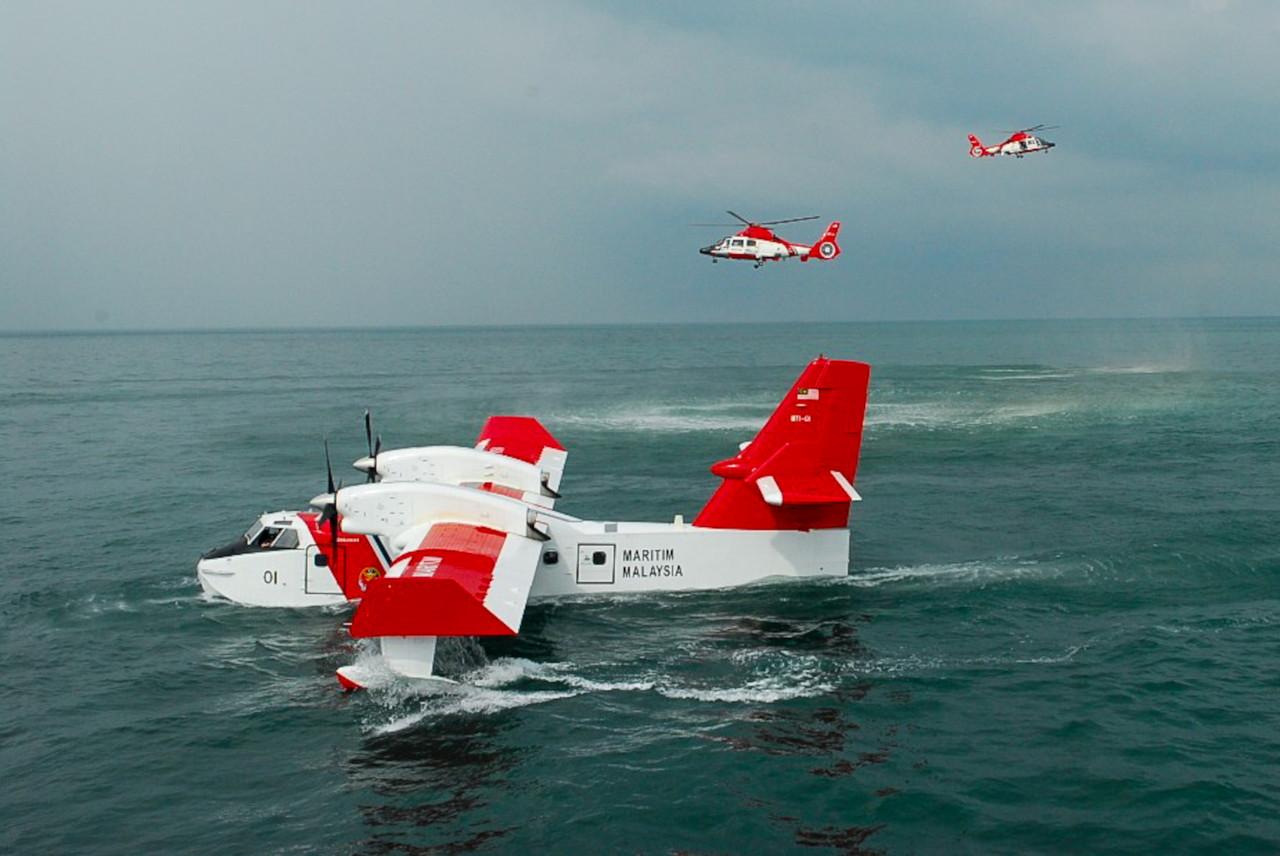 Agensi Penguatkuasaan Maritim Malaysia (APMM) menggerakkan pesawat Bombardier CL 415 MP bagi membantu operasi mencari dan menyelamat tiga penyelam warga asing di perairan Pulau Tokong Sanggol semalam. Gambar: Bernama