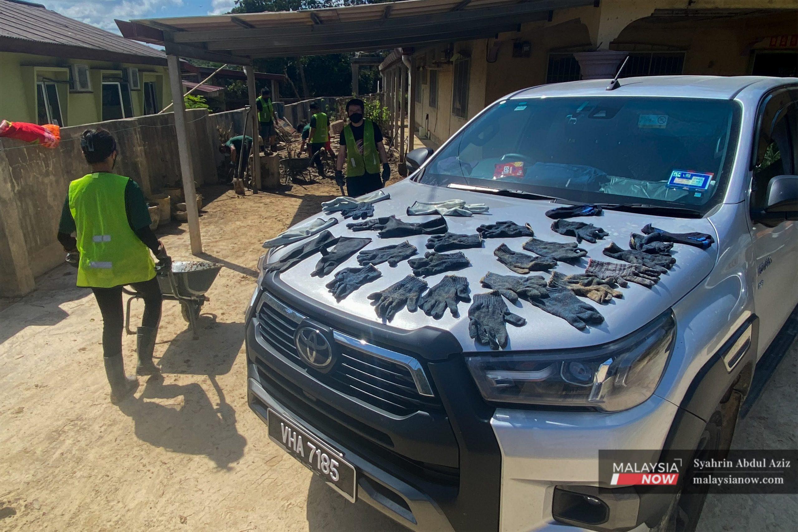 Sukarelawan membantu mangsa banjir membersihkan kawasan sekitar rumah mereka yang terjejas di Hulu Langat, Selangor. Walaupun banyak organisasi yang ikhlas membantu golongan yang memerlukan, namun wujud juga mereka yang mahu mengaut keuntungan.