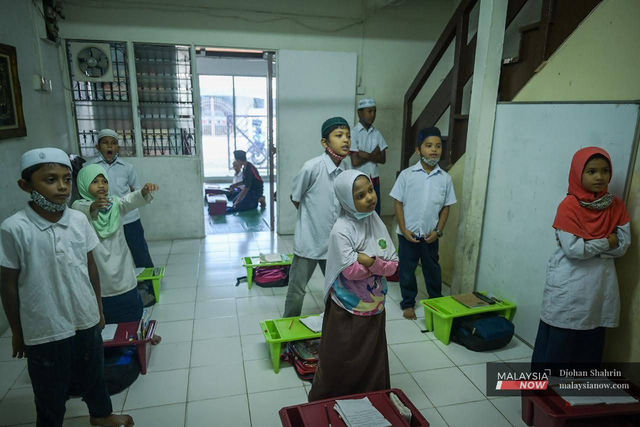 Gelagat kanak-kanak pelarian Rohingya semasa menghadiri kelas di Darul Eslah Rohingya Academy di Ampang.