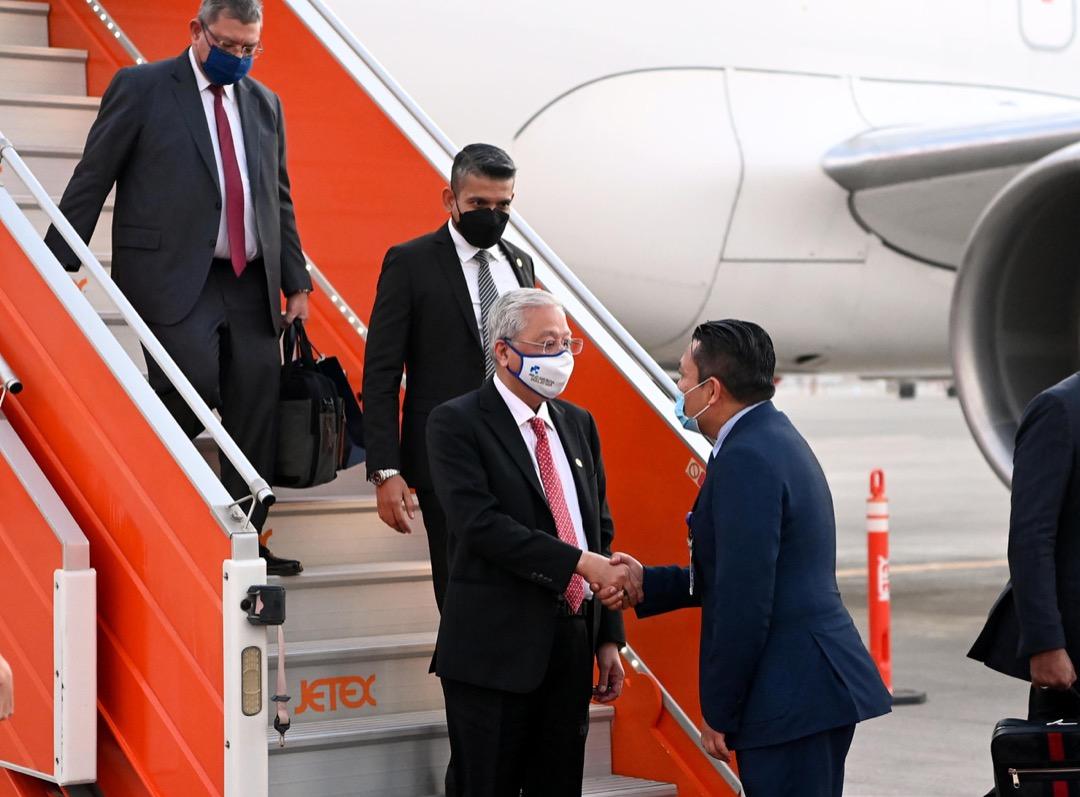 Perdana Menteri Ismail Sabri Yaakob disambut Duta Besar Malaysia ke UAE Tarid Sufian (kanan) ketika tiba di lapangan terbang Dubai pada 29 Mac lalu. Kecuaian komunikasi oleh kedutaan Malaysia di UAE menyebabkan  Ismail tidak disambut dengan protokol rasmi sebagai ketua negara semasa ketibaannya. Gambar: Bernama