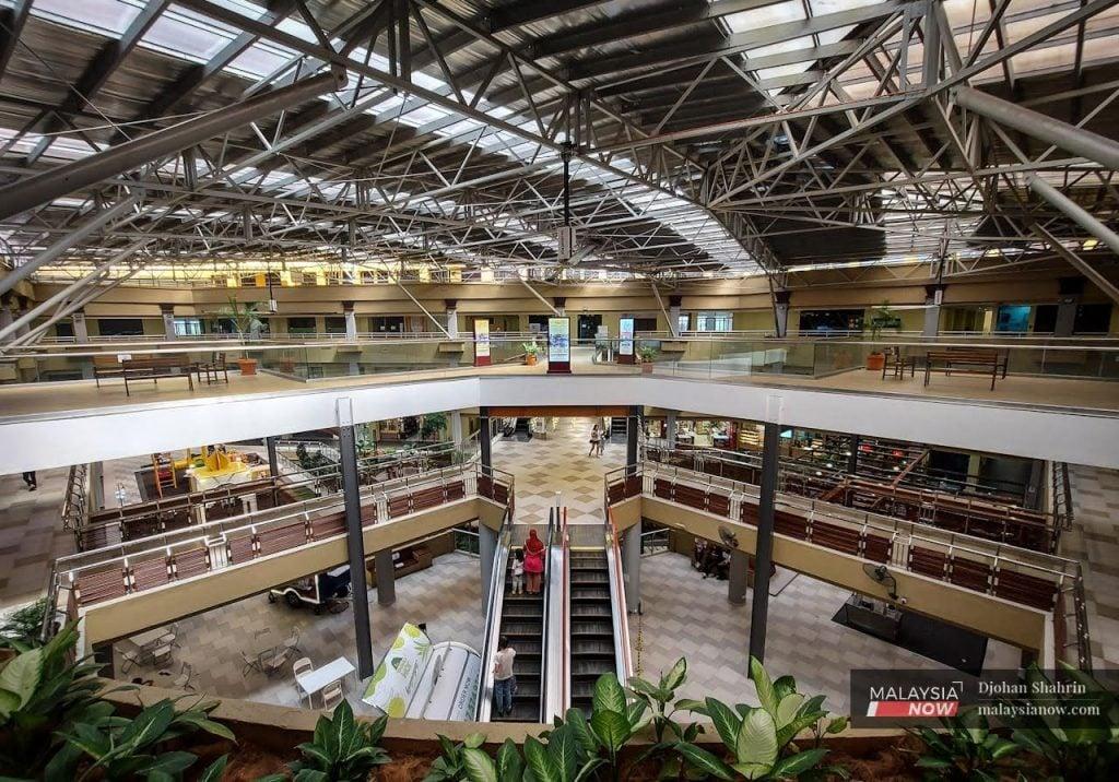 Centrepoint Bandar Utama di Damansara Utama kelihatan sepi tanpa kemeriahan pengunjung.