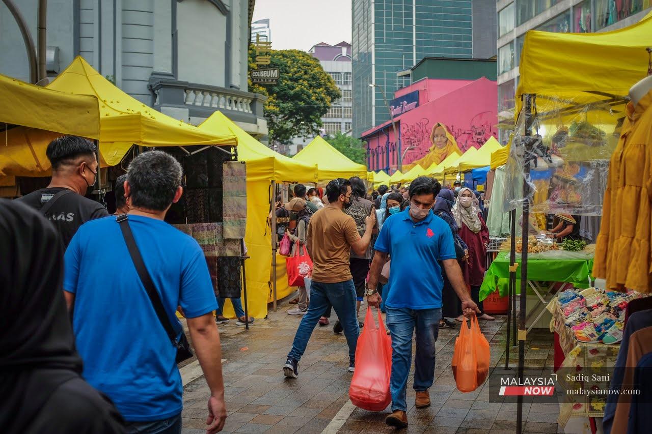 Pasar Ramadan ibu negara dikunjungi warga Kuala Lumpur sambil memakai pelitup muka bagi mengelak wabak Covid-19.