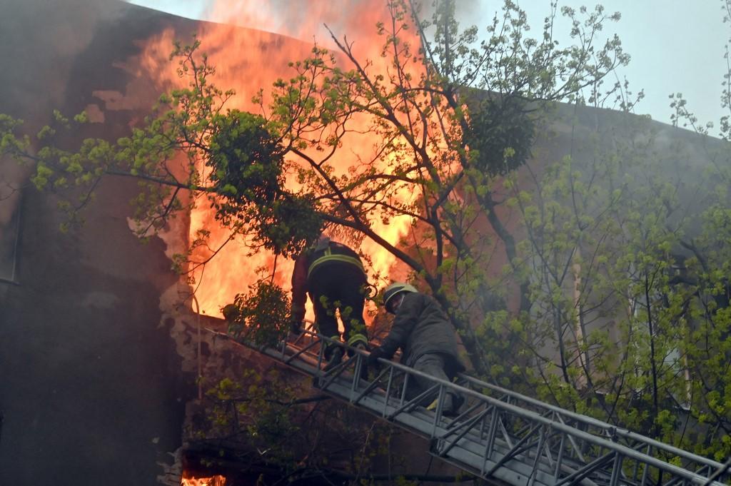 Anggota bomba cuba memadamkan kebakaran di  Kharkiv selepas serangan Rusia pada 17 April 2022. Gambar:AFP