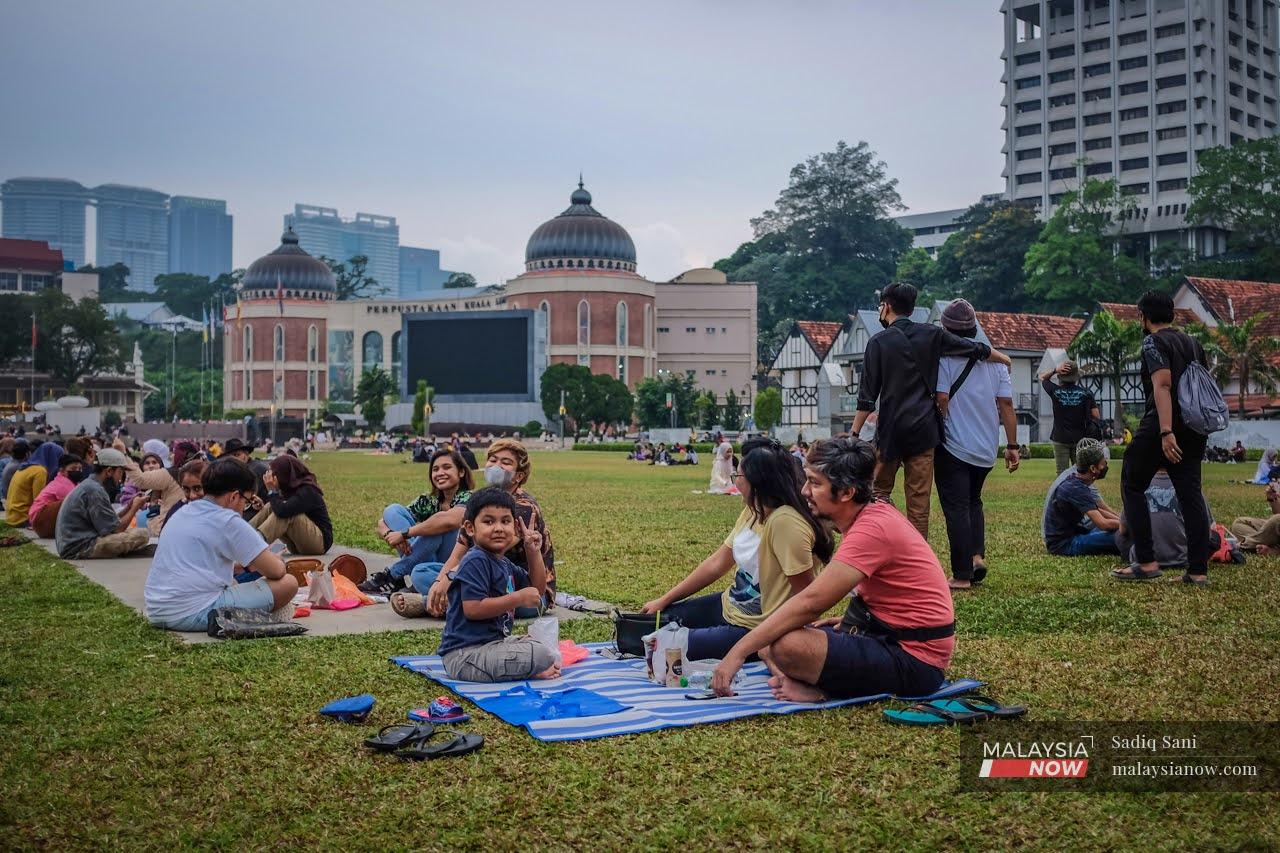 Warga Kuala Lumpur bersantai di Dataran Kuala Lumpur sambil menunggu waktu berbuka puasa.