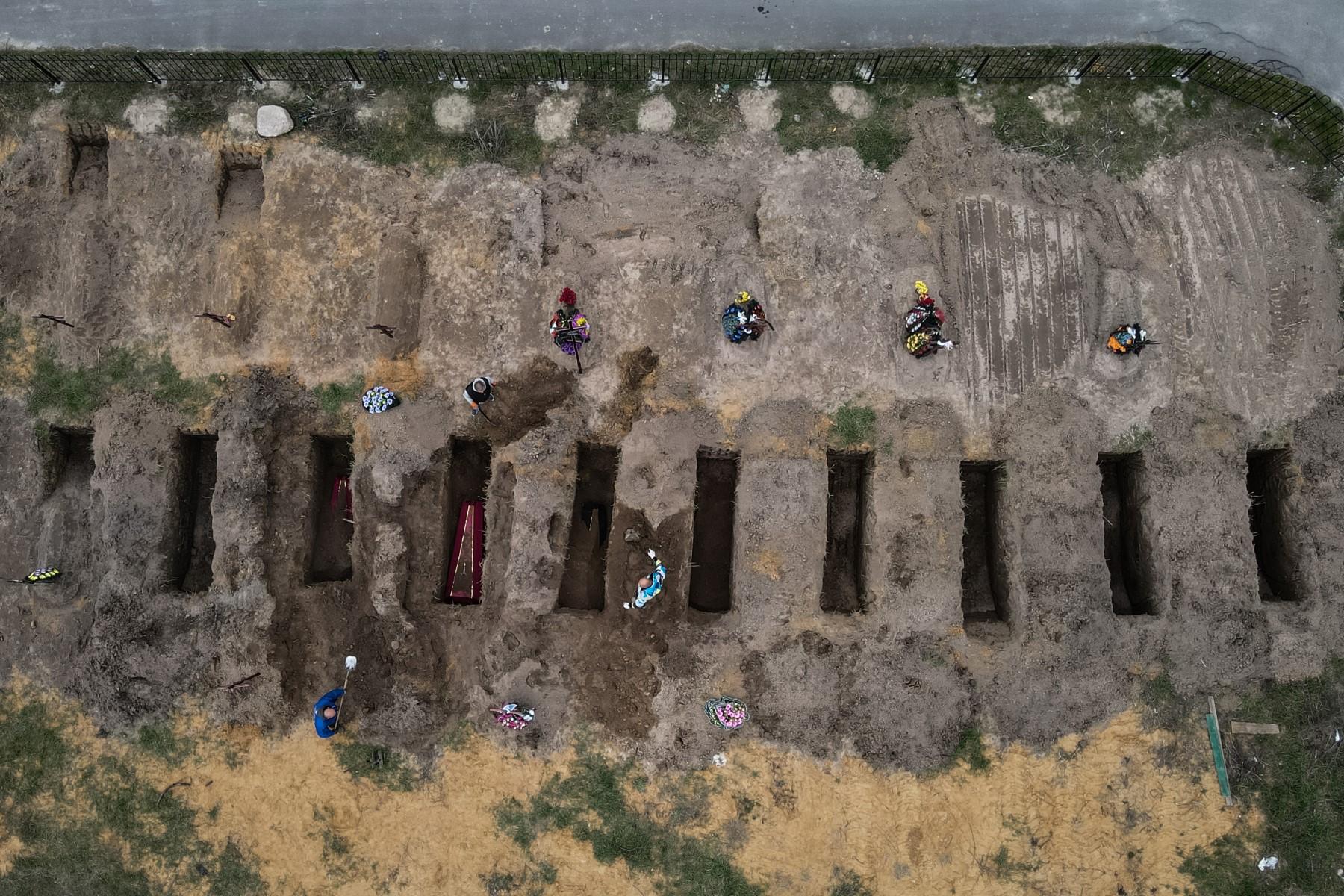 An aerial picture taken on April 18 shows coffins being buried during a funeral ceremony at a cemetery in Bucha, Ukraine, amid the Russian invasion. Photo: AFP