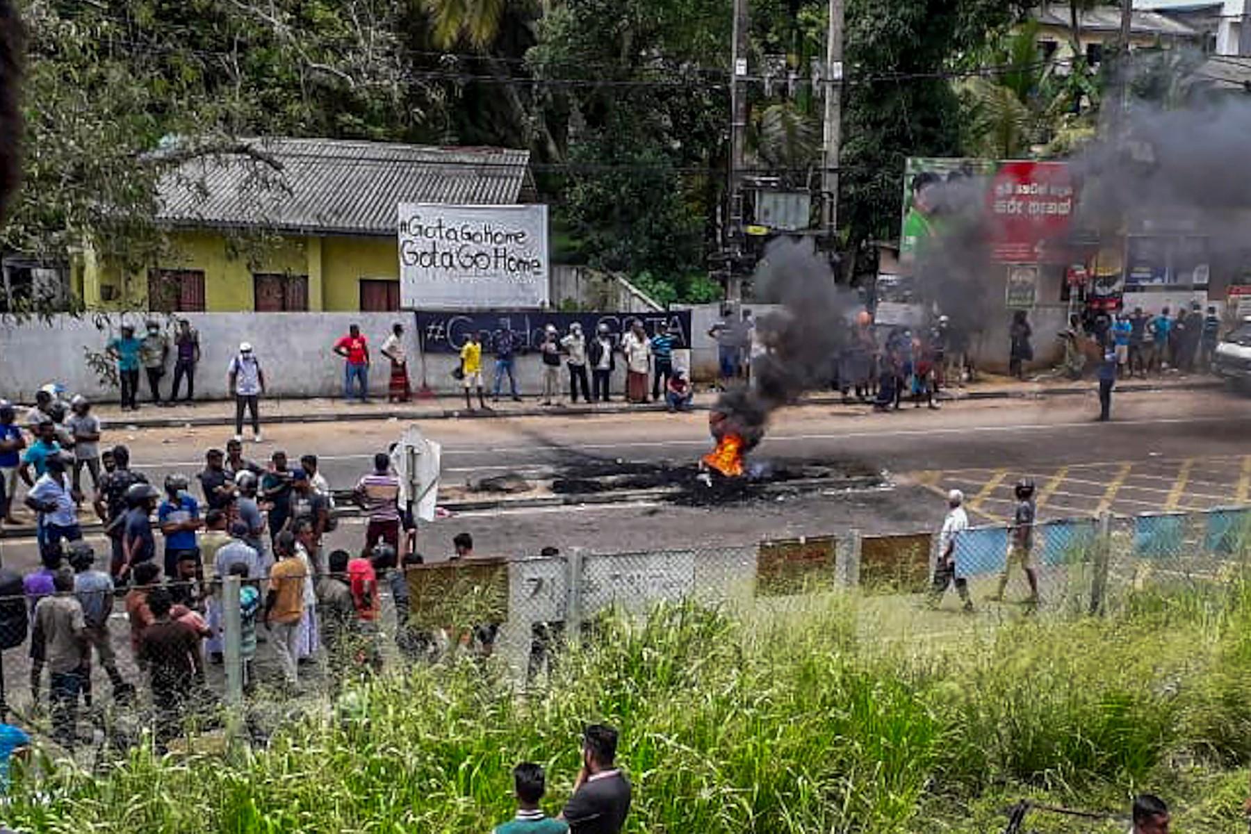 Protesters block a road in Rambukkana on April 19, when Sri Lanka police shot dead a protester and wounded 24 others in the first fatal clash with residents demonstrating against the government over the island nation's crippling economic crisis. Photo: AFP
