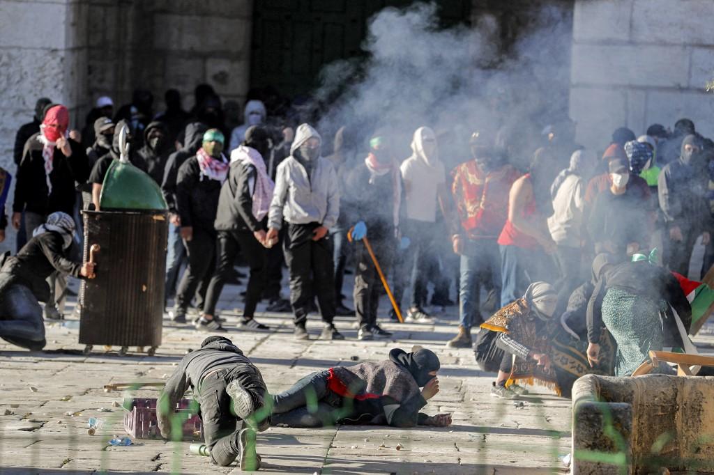 Palestinian demonstrators clash with Israeli police at Jerusalem's Al-Aqsa mosque compound on April 15. Photo: AFP