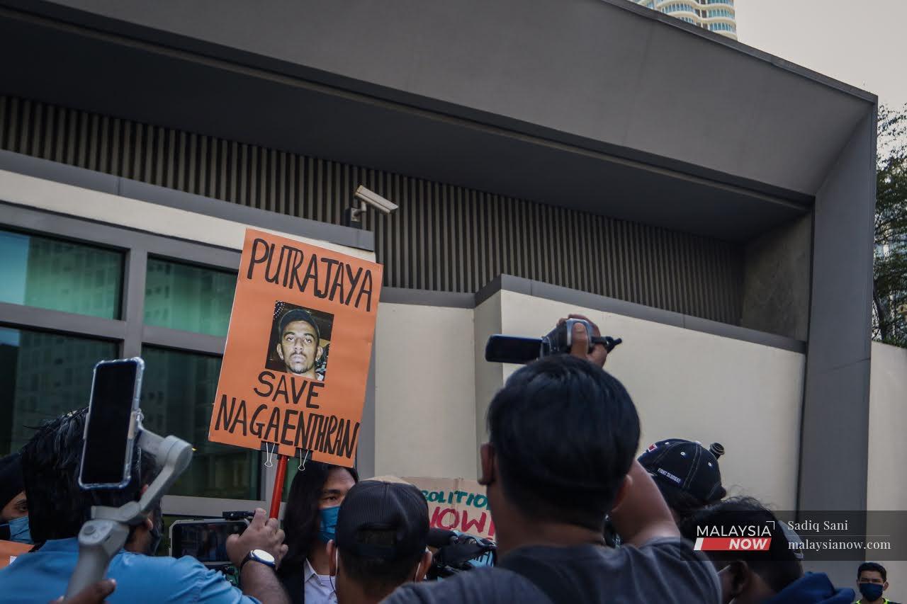 Aktivis berhimpun di Suruhanjaya Tinggi SIngapura di Kuala Lumpur hujung minggu lalu bagi membantah hukuman mati ke atas Nagaenthran.